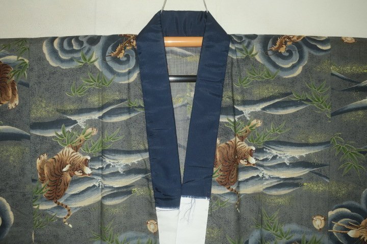 弐11562 モスリン長襦袢 裄66丈142К総柄 未着用 竜虎文様