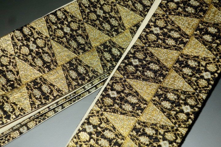 拾11293RM 女性袴下帯 シルク化繊К黒地金襴亀甲鱗文様 新品別誂え 夏に便利 家庭で手軽に洗えます