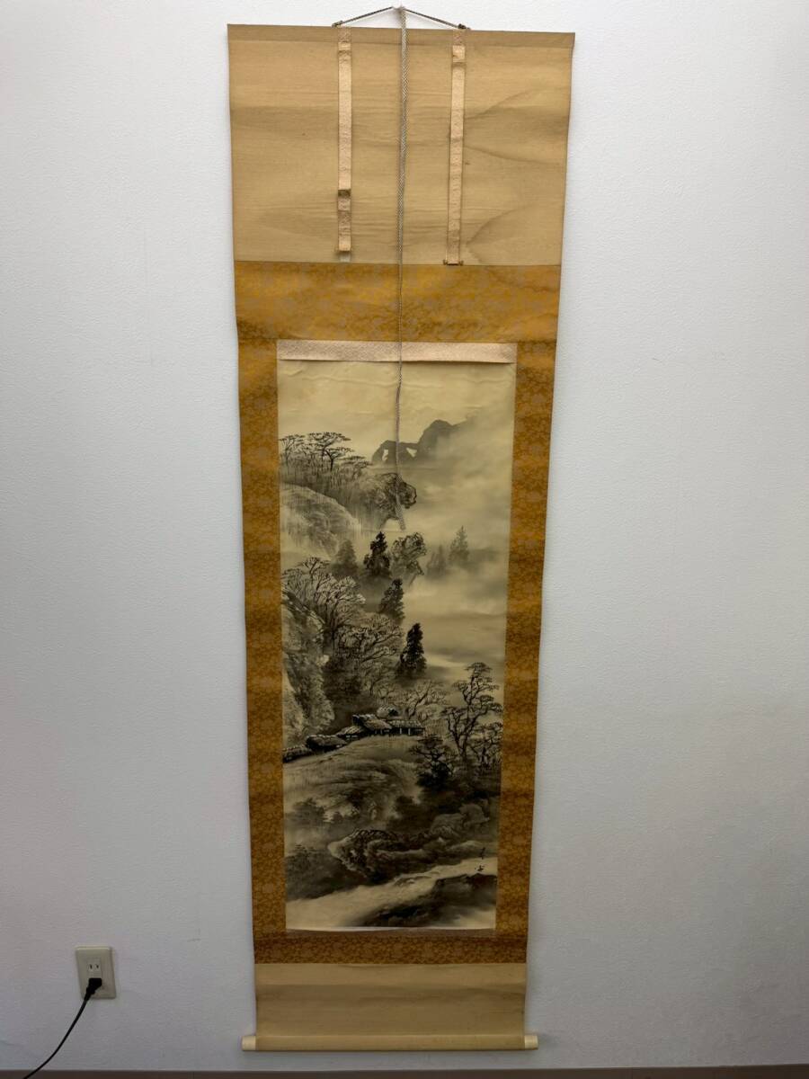 【①-119-c】内海春光 水墨画 「水墨山水」掛け軸　箱入り