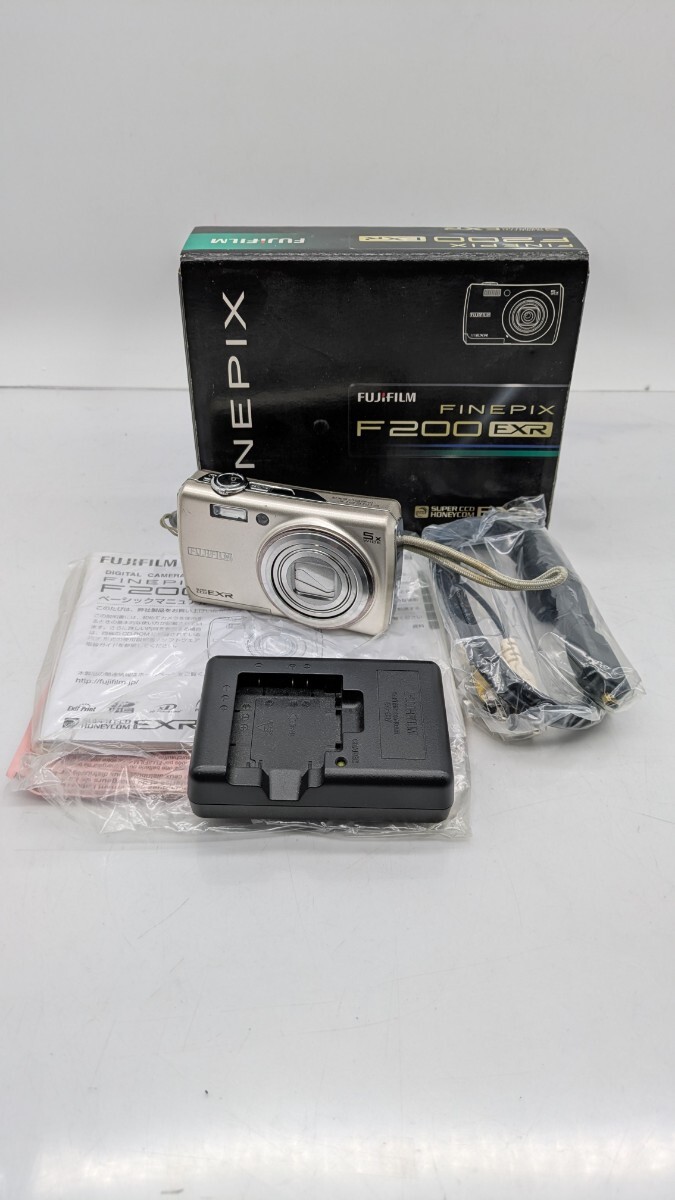 A2【500円スタート】富士フィルム コンパクトデジタルカメラ FINEPIX F200EXR シルバー FUJIFILM デジカメ デジタルカメラ