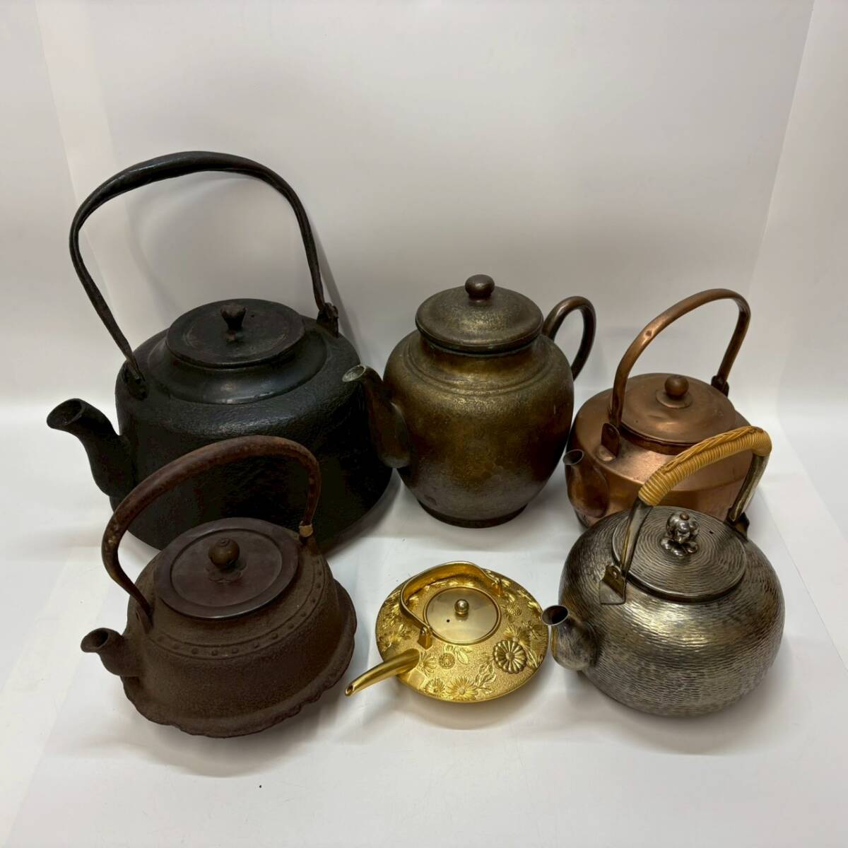 ■1円~【コレクター放出品】 鉄瓶 急須 やかん 6点 まとめ売り 山川堂 等 菊紋 茶道 茶道具 茶器 煎茶道具 アンティーク 骨董品 K163842