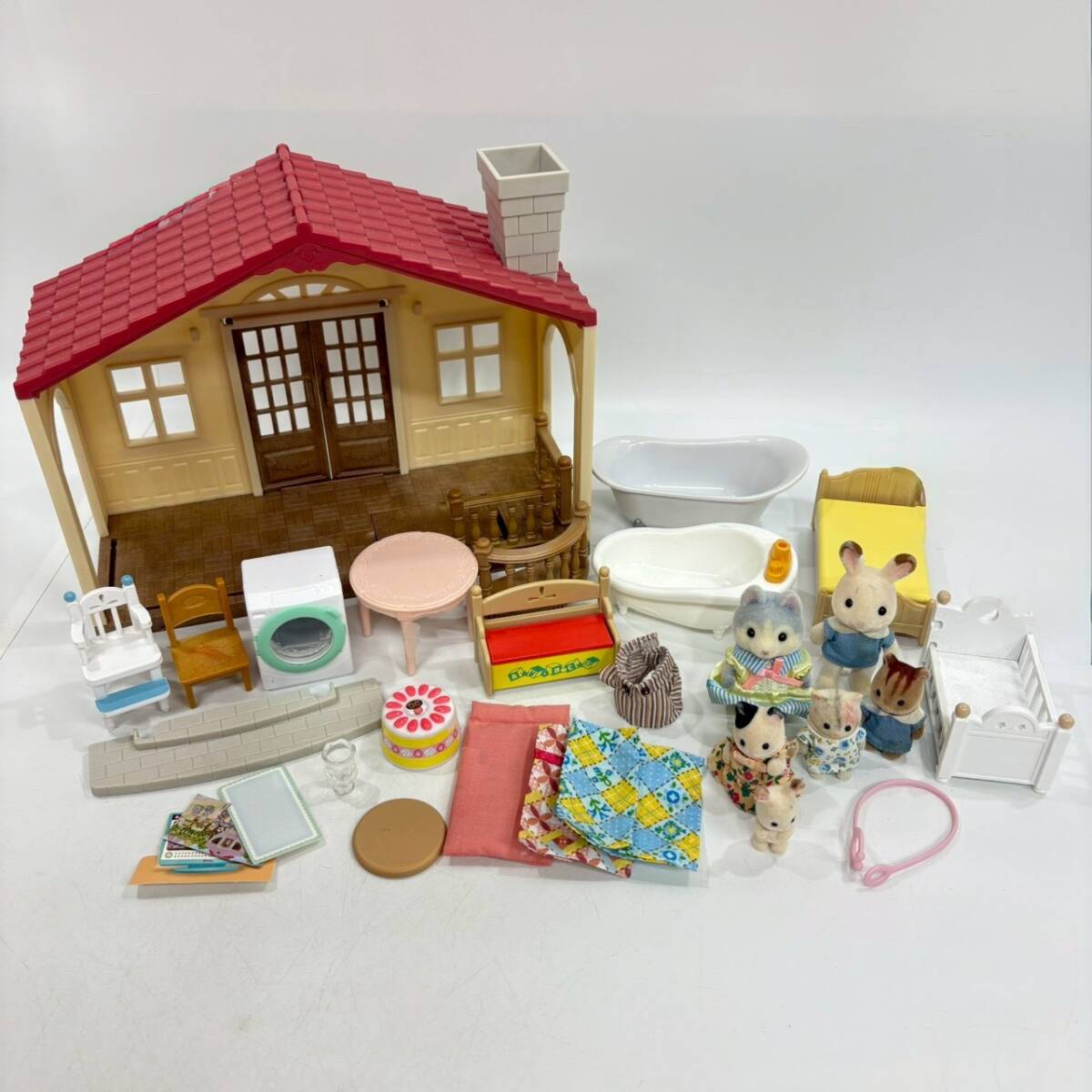 ■ 1円〜【セット売り】 EPOCH エポック社 シルバニアファミリー 赤い屋根の大きなお家 家具 人形 うさぎ 猫 ハスキー リス 現状品 K163860