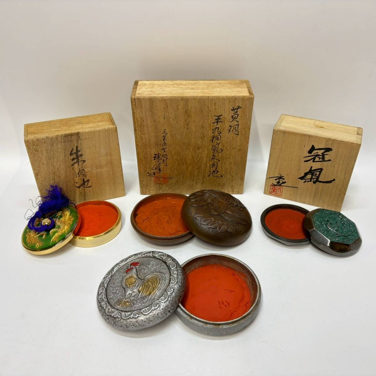 ■1円~【コレクター放出品】 朱肉 朱肉池 4点 まとめ売り 瑞峰堂 黄銅 平丸桐鳳文肉池 北光生原型彫刻 冠鳳 等 雄鶏 菊紋 朱肉入れ K163890