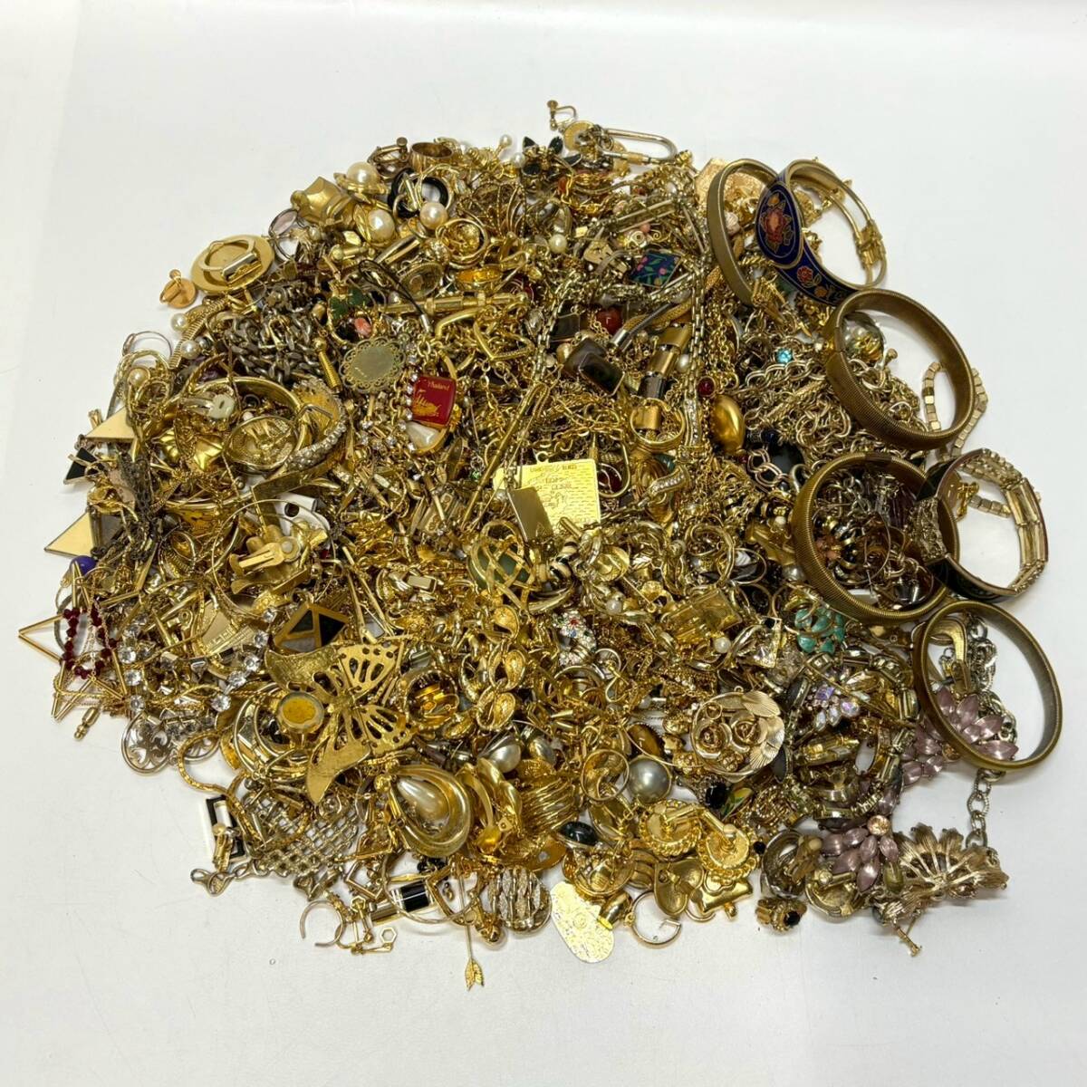 ■1円〜【大量まとめ】 金色 ゴールドカラー アクセサリー まとめ 総重量約3.2kg ネックレス イヤリング ブローチ ブレスレット 等 K163867