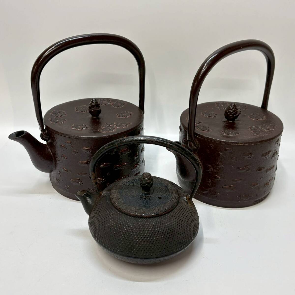 ■1円~【コレクター放出品】 鉄瓶 3点 まとめ売り 南部鉄器 丸久 ○久 等 あられ模様 桜皮 寸胴 急須 煎茶道具 茶器 茶道具 K163892