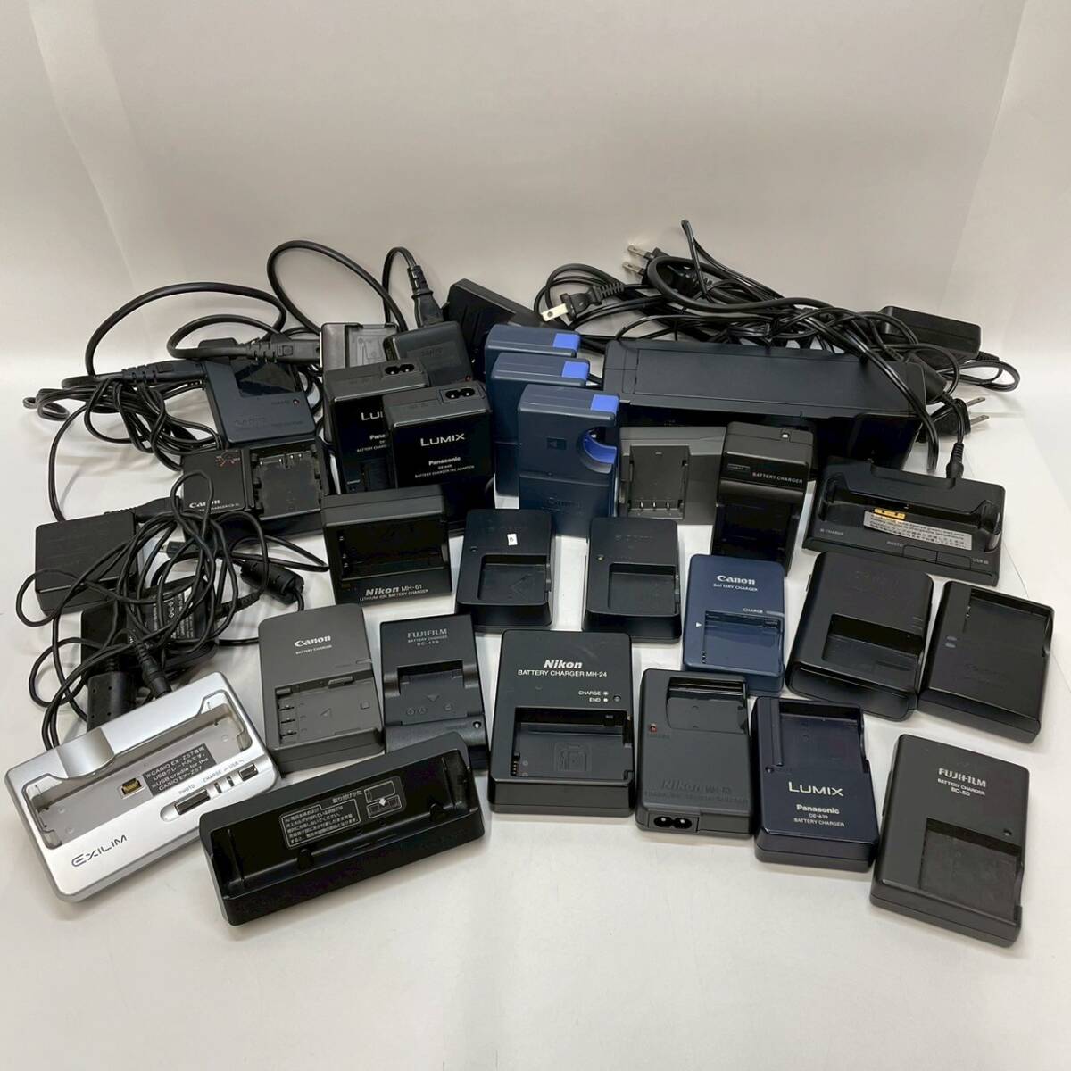 ■ 1円〜【まとめ売り】 デジカメ充電器 バッテリーチャージャー USBクレードル Canon Nikon Panasonic CASIO Konica FUJIFILM 等 K163992