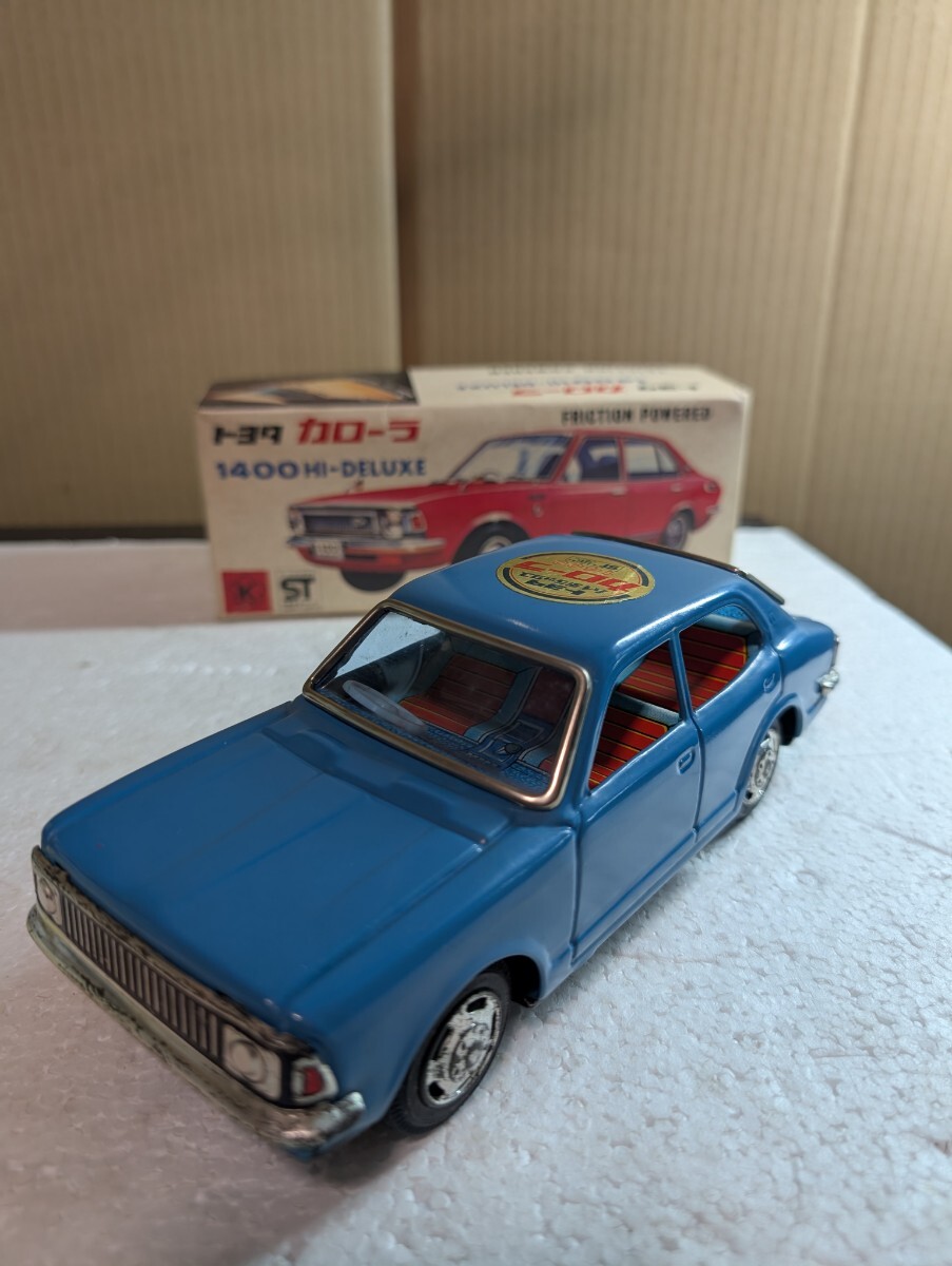 1970年代 昭和レトロ ブリキ玩具 三友トヨタ カローラ TOYOTA COROLLA 1400 HI-DELUXE セダン KE20 tin toy car K.K SANYU MADE IN JAPAN
