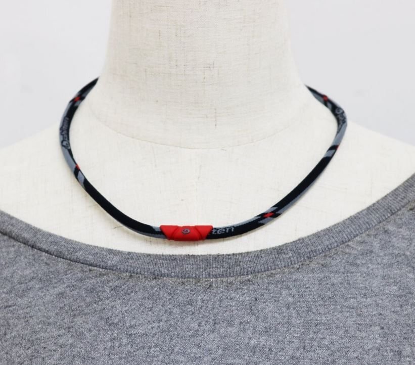 ○送料390円可能商品 ファイテン Phiten 新品 RAKUWA 日本製 軽量 伸縮 アクアチタン ネックレス 黒灰赤 [0212TG498053] 一 acc ★QWER★