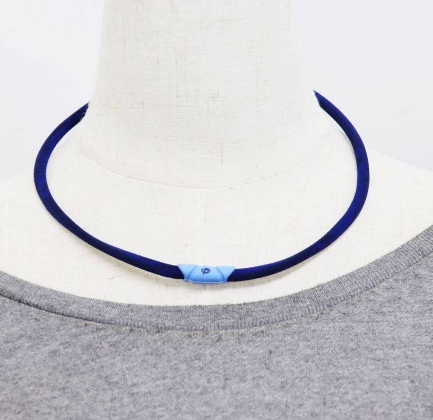 ○送料390円可能商品 ファイテン Phiten 新品 RAKUWA 日本製 軽量 伸縮 アクアチタン ネックレス 紺 [0212TG498553] 一 acc ★QWER★