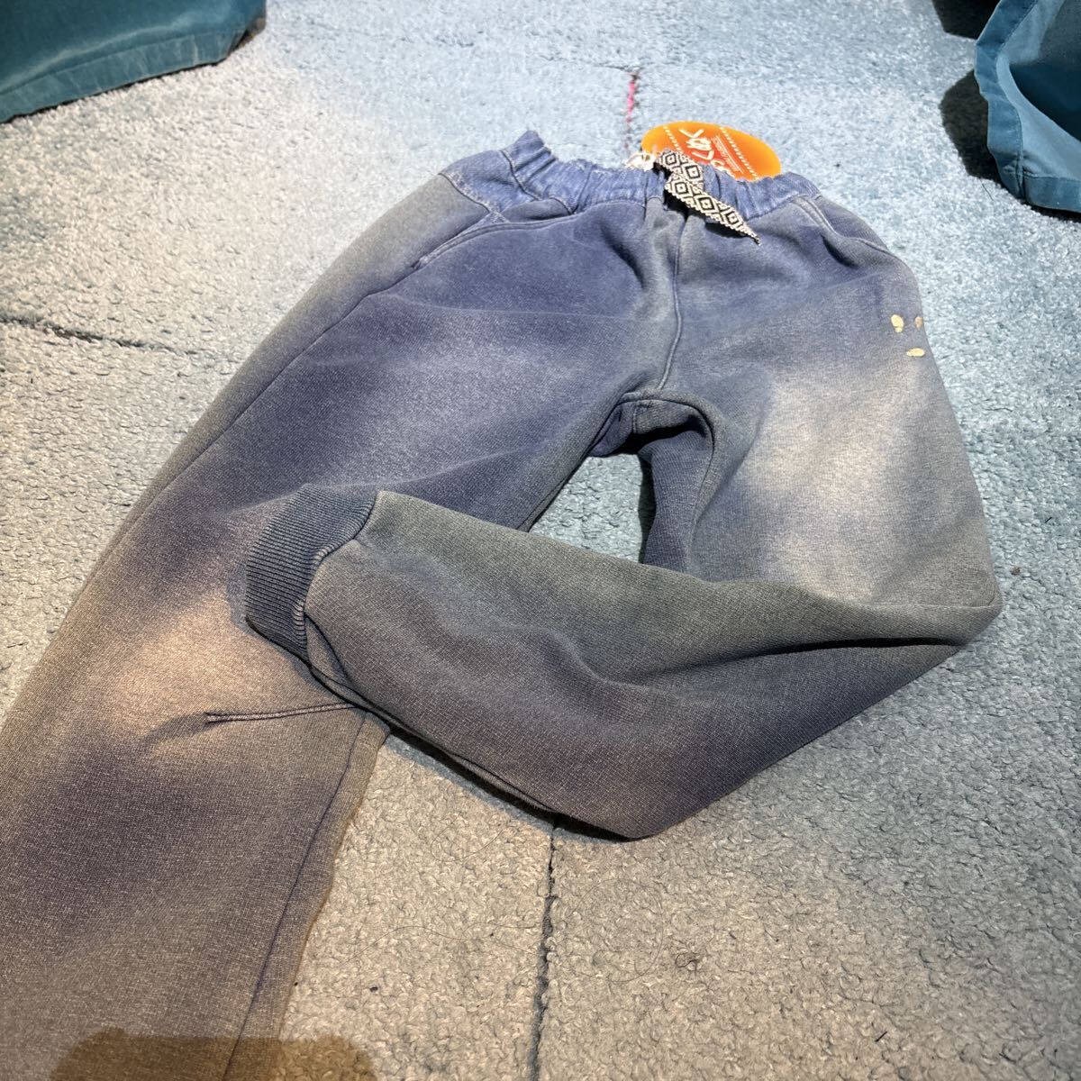 訳あり　やけあり　130センチ　裏起毛 ジョガーパンツ ブルー