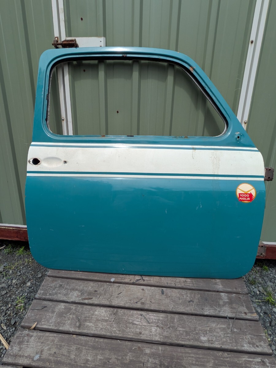 旧車　空冷フィアット・500（チンクエチェント）の右側ドア　中古品