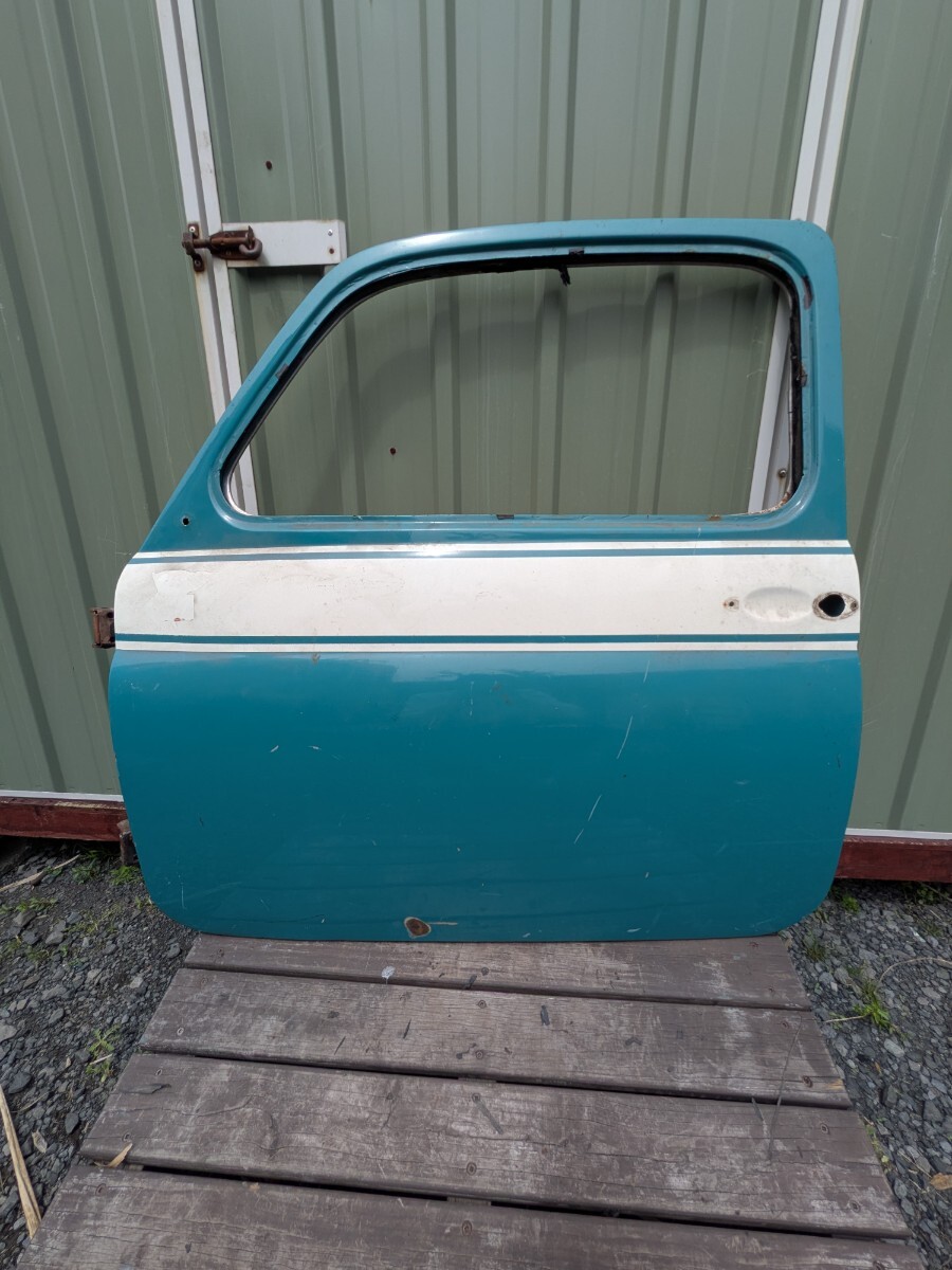 旧車　空冷フィアット・500（チンクエチェント）の左側ドア　中古品