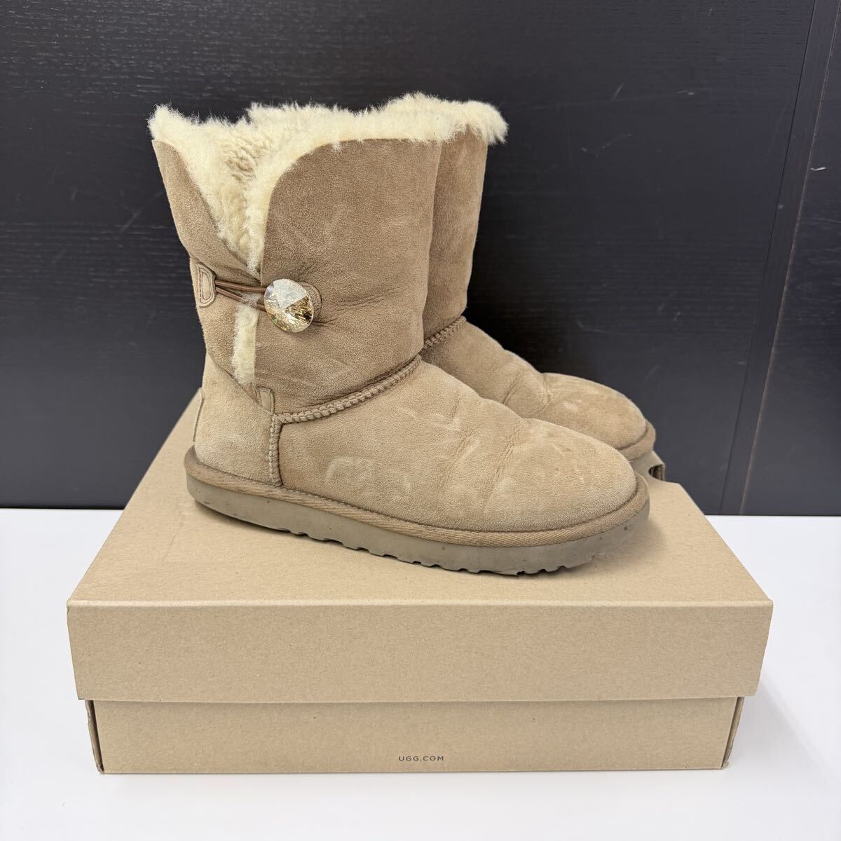 【UGG】レア スワロフスキー ベイリーボタンブリング ムートンブーツ キャラメルカラー ベージュ 24cm ※インソール付き