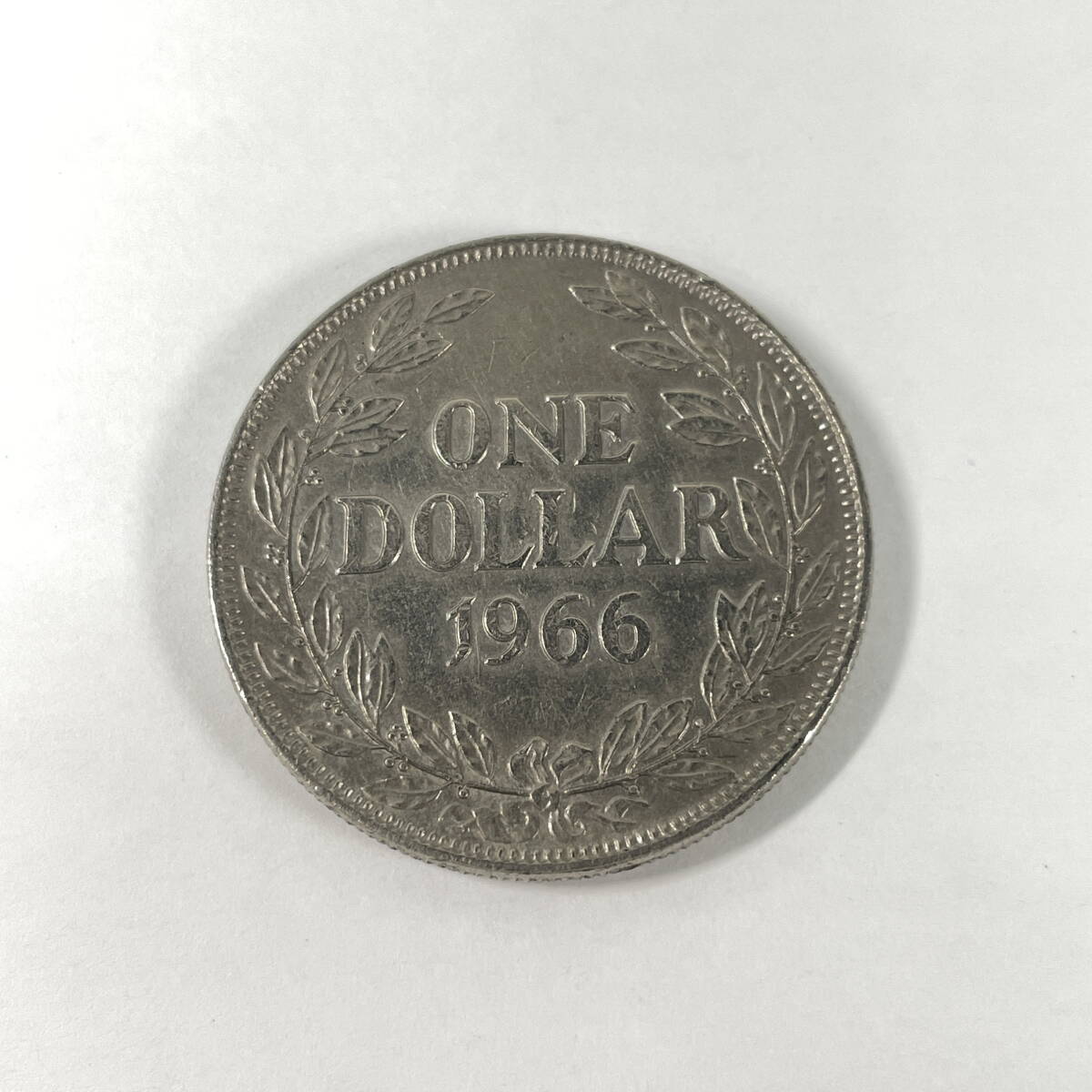 2603M3305 外国硬貨 旧硬貨 リベリア 1966年 1ドル 重量約20.7g 直径約34mm
