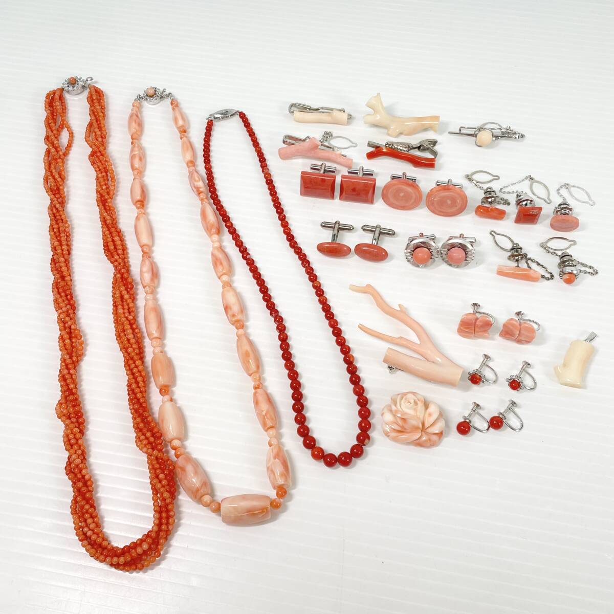 2603M3313 珊瑚 サンゴ ネックレス 枝サンゴ ブローチ バラ彫刻 ルース等サンゴおまとめ