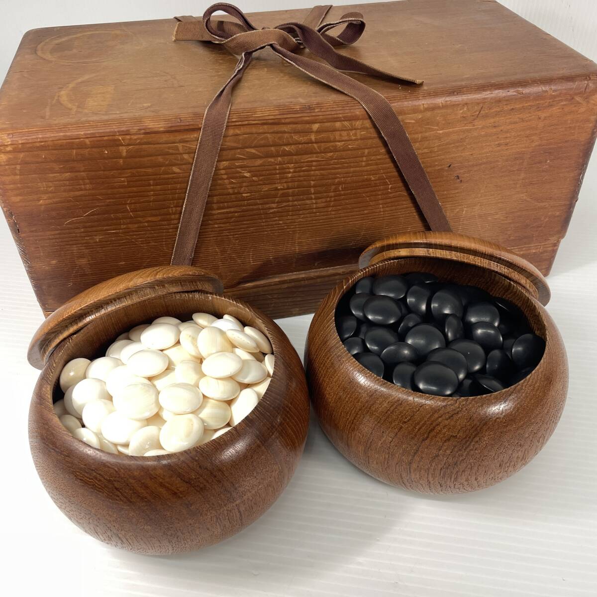 2603M3717 囲碁 碁石 白 蛤 177個/黒 那智黒 177個 碁笥 木箱入