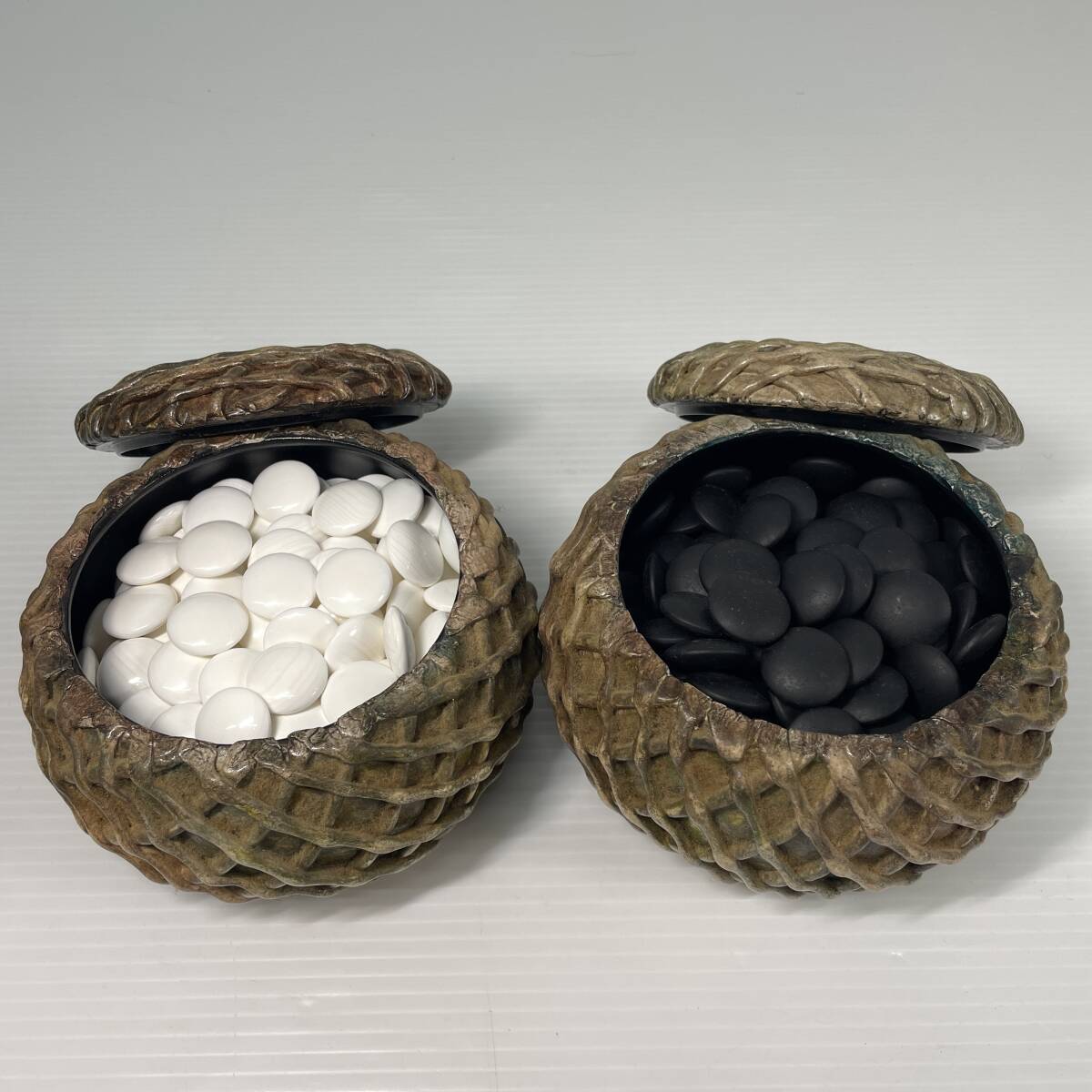 2603M3718 囲碁 碁石 白 蛤 169個/黒 那智黒 181個 碁笥入