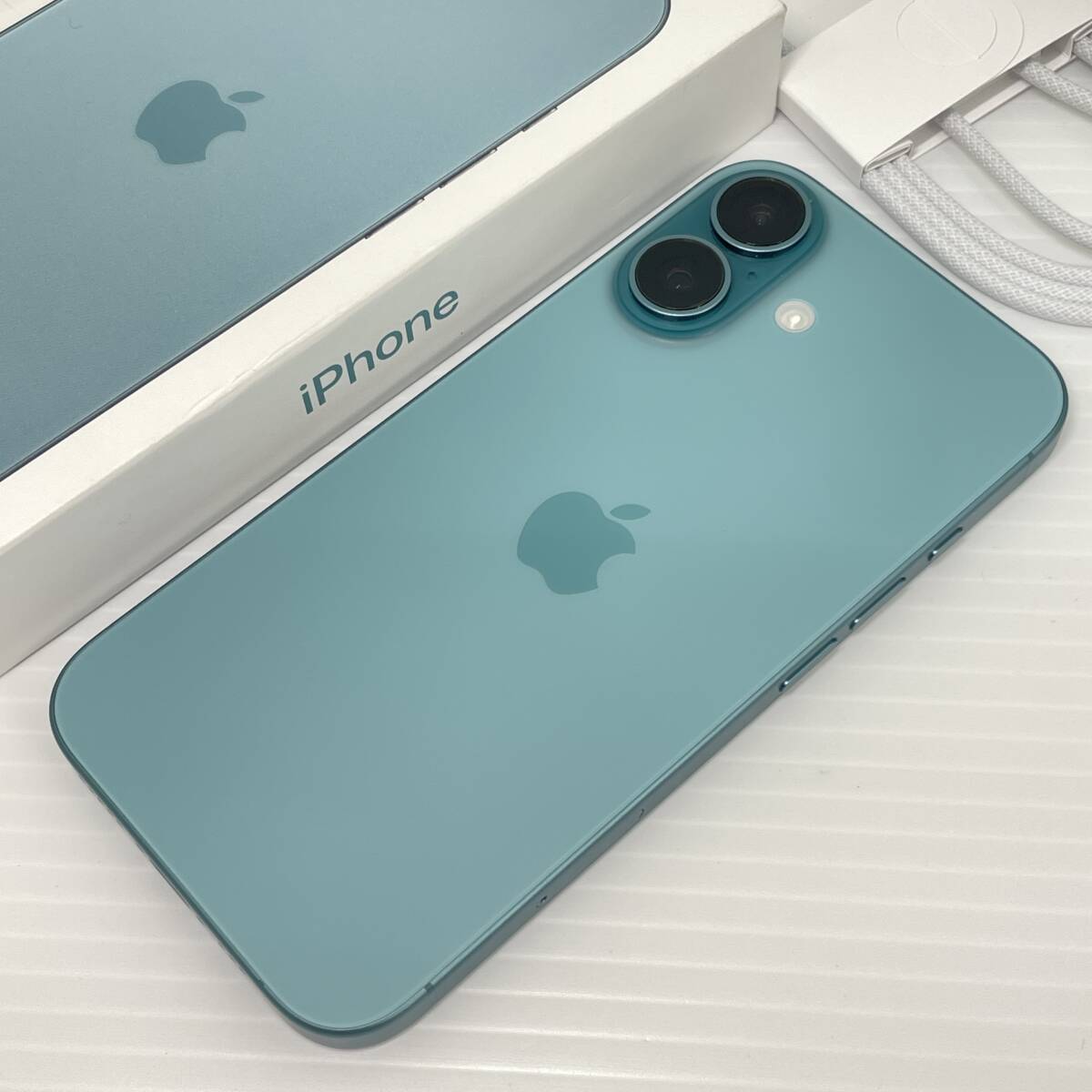 2603M4213 外観美品 Apple アップル iPhone16 MYE13J/A 256GB IMEI KDDI：〇判定 SIMフリー 通電確認済 バッテリー96% 箱付