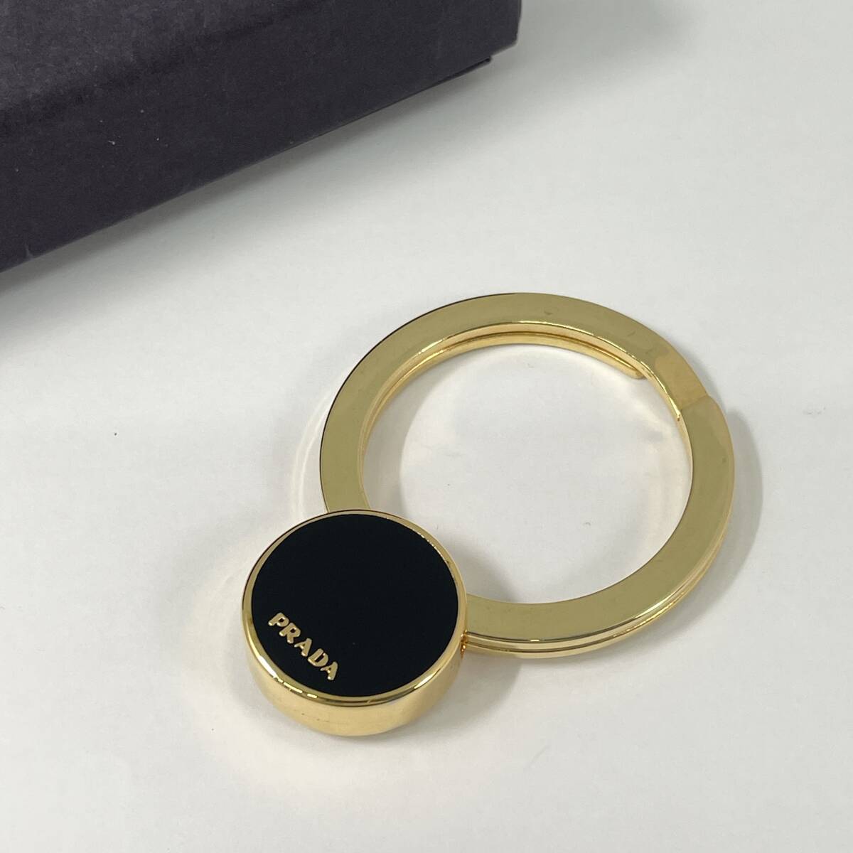 2603M3418 PRADA プラダ キーリング ブラック×ゴールドカラー 重量約21.9g 箱付