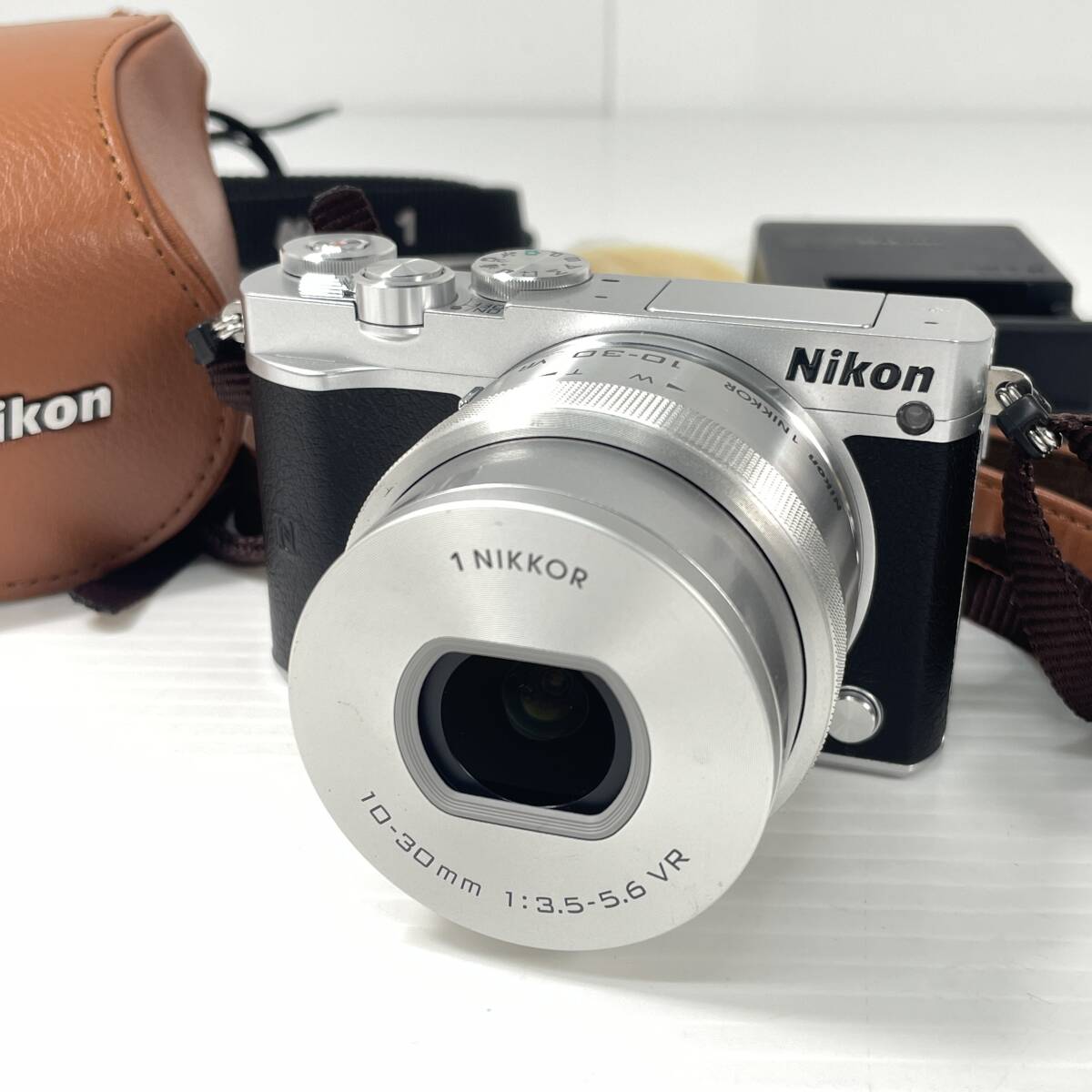 2603M4406 外観美品 Nikon ニコン ミラーレス一眼 Nikon 1 J5/レンズ 1 NIKKOR 10-30mm 1：3.5-5.6 VR 通電確認済