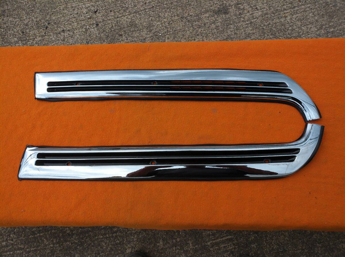 旧車２１０、２１１スカイライン　ジャパン用リア　サイドガラスモール