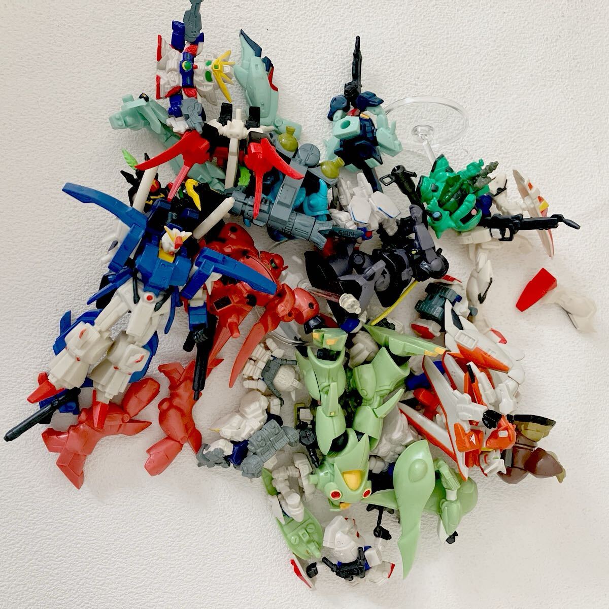 e585-60 ガンダム プラモデル フィギュア ガン消し？ ミニ まとめて パーツ 部品 かなりベタつき有り