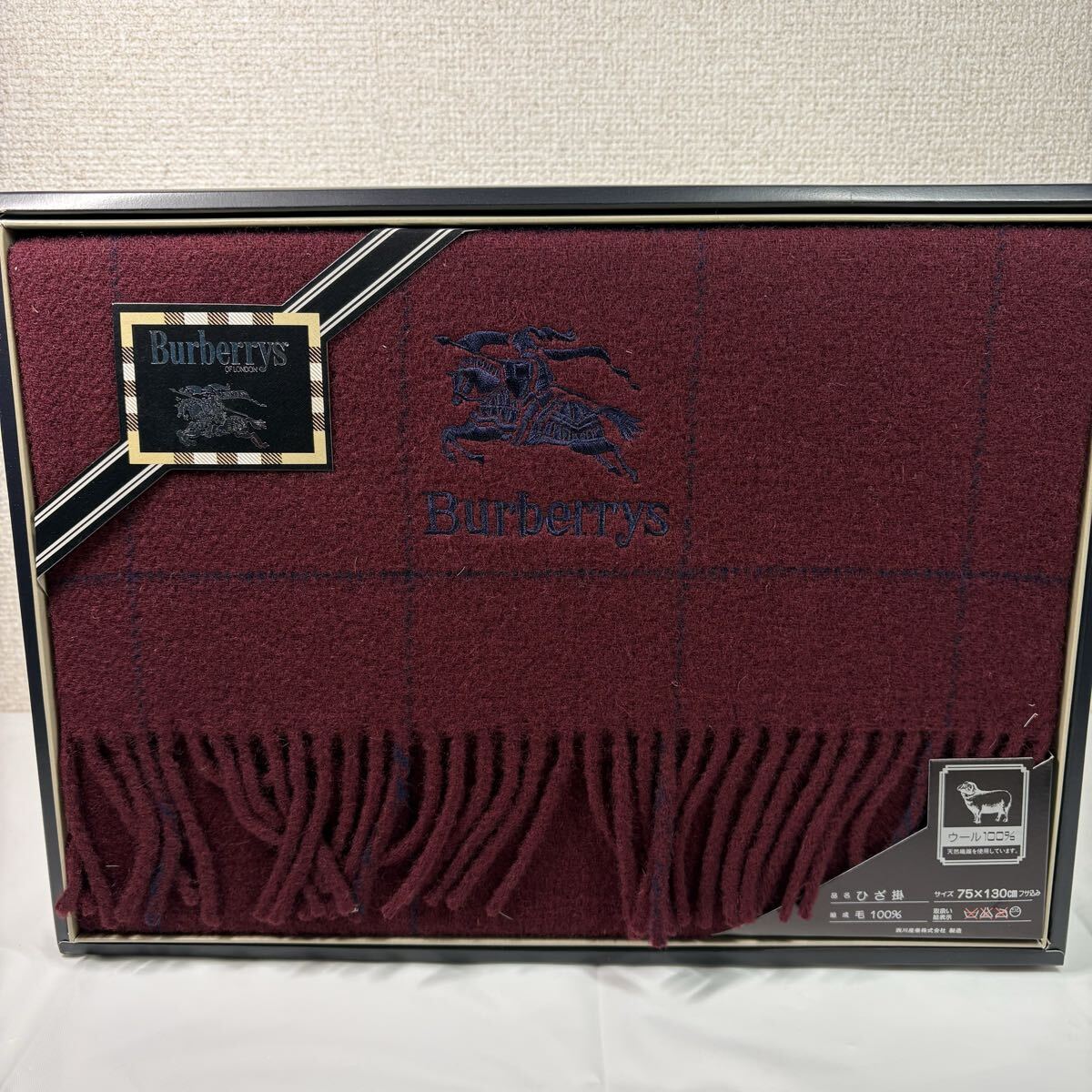 新品　未使用品　 Burberrys BURBERRY ウールひざ掛け　チェック柄　ワインレッド系　ツイルカラー　75×130cm 西川産業