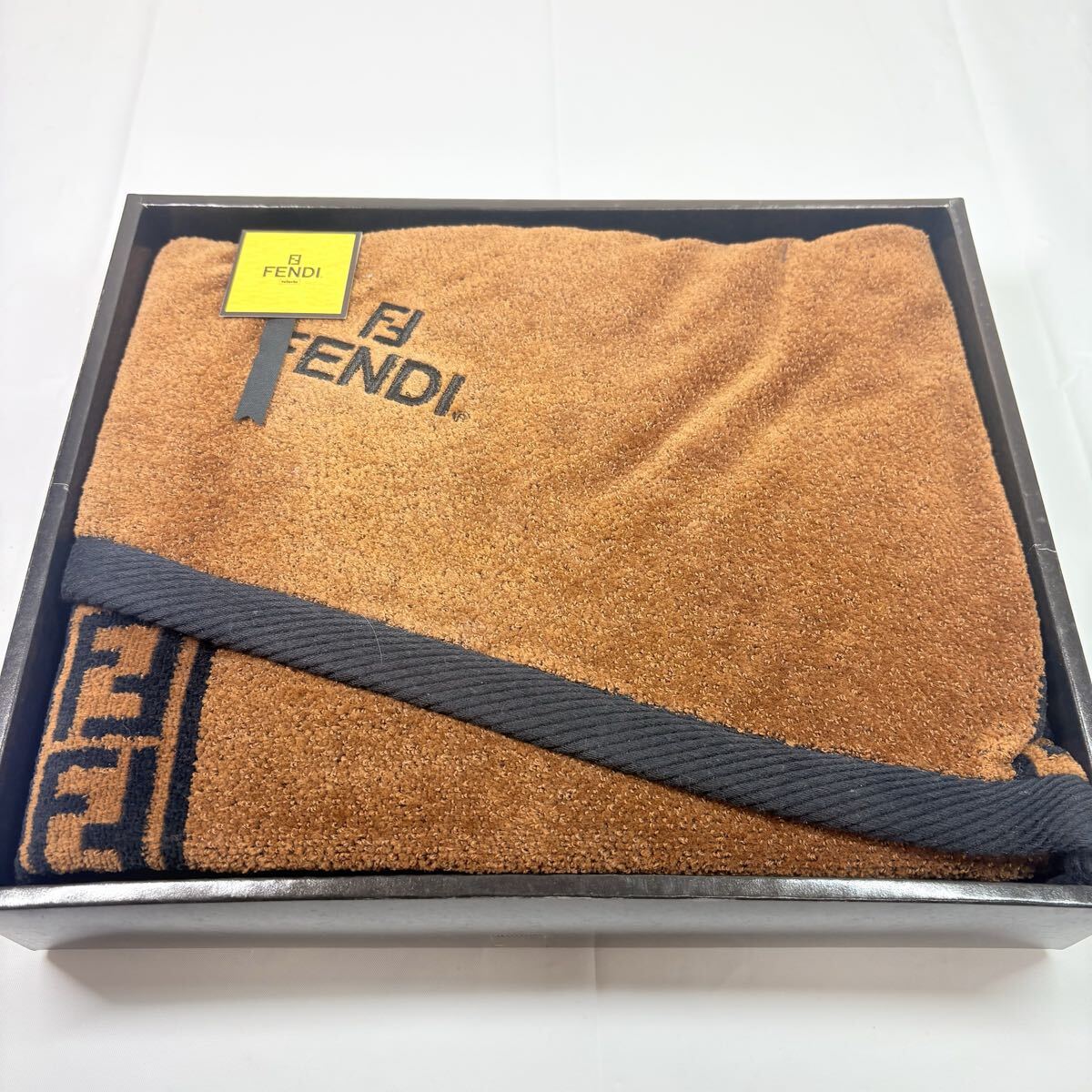 新品　 FENDI フェンディ　ズッカ柄 FF柄　 バスタオル ブラウン　ギフト