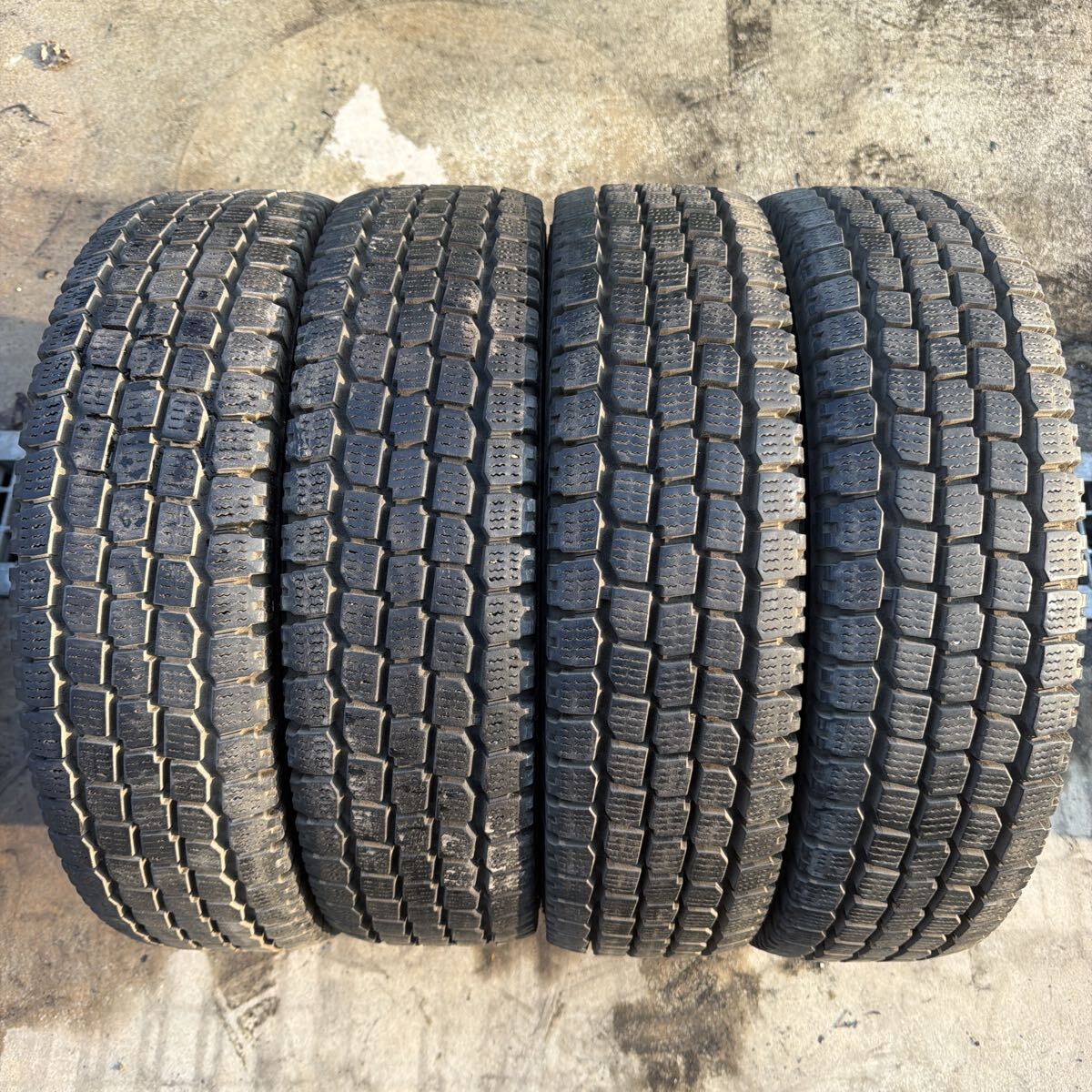 １６５/Ｒ１３　６ＰＲ　ヨコハマ　ＳＹ０１　４本セット！バリ山！　冬の備えにいかがでしょうか？激安売り切り！