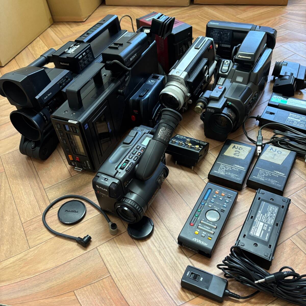 1円スタート 8月のお買い得品【まとめ】デジタルビデオカメラ5台＋周辺機器セット ジャンク品 #P558a