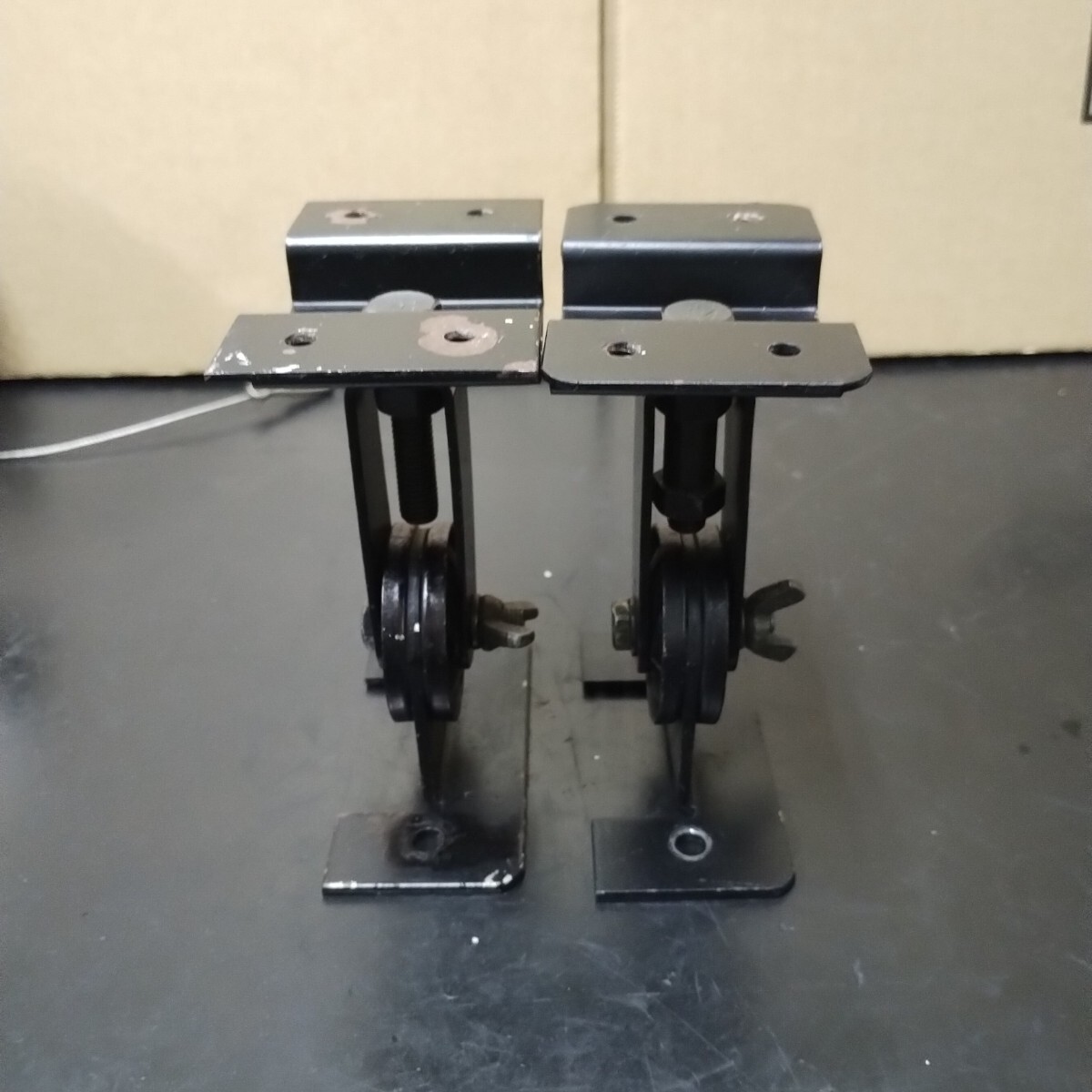 O39 小型スピーカー 天吊金具 型番不明 2個 1セット　中古品 スピーカー止めネジ無し　BOSE101/111 CS-V15/25 CS-M15Vなど