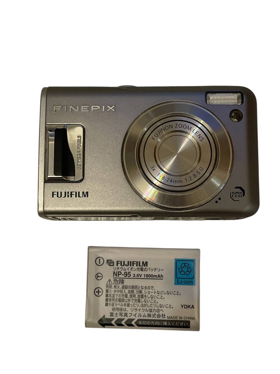 FUJIFILM FinePix F31fd 富士フィルム　シルバー　コンパクトデジタルカメラ　バッテリー付き　