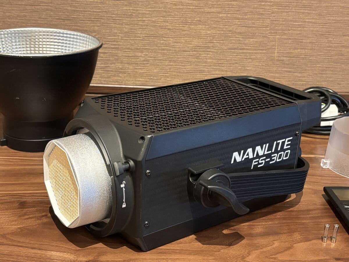NANLITE FS-300 LEDスタジオライト 高出力350W 色温度2700-6500K 撮影用照明 ストロボ