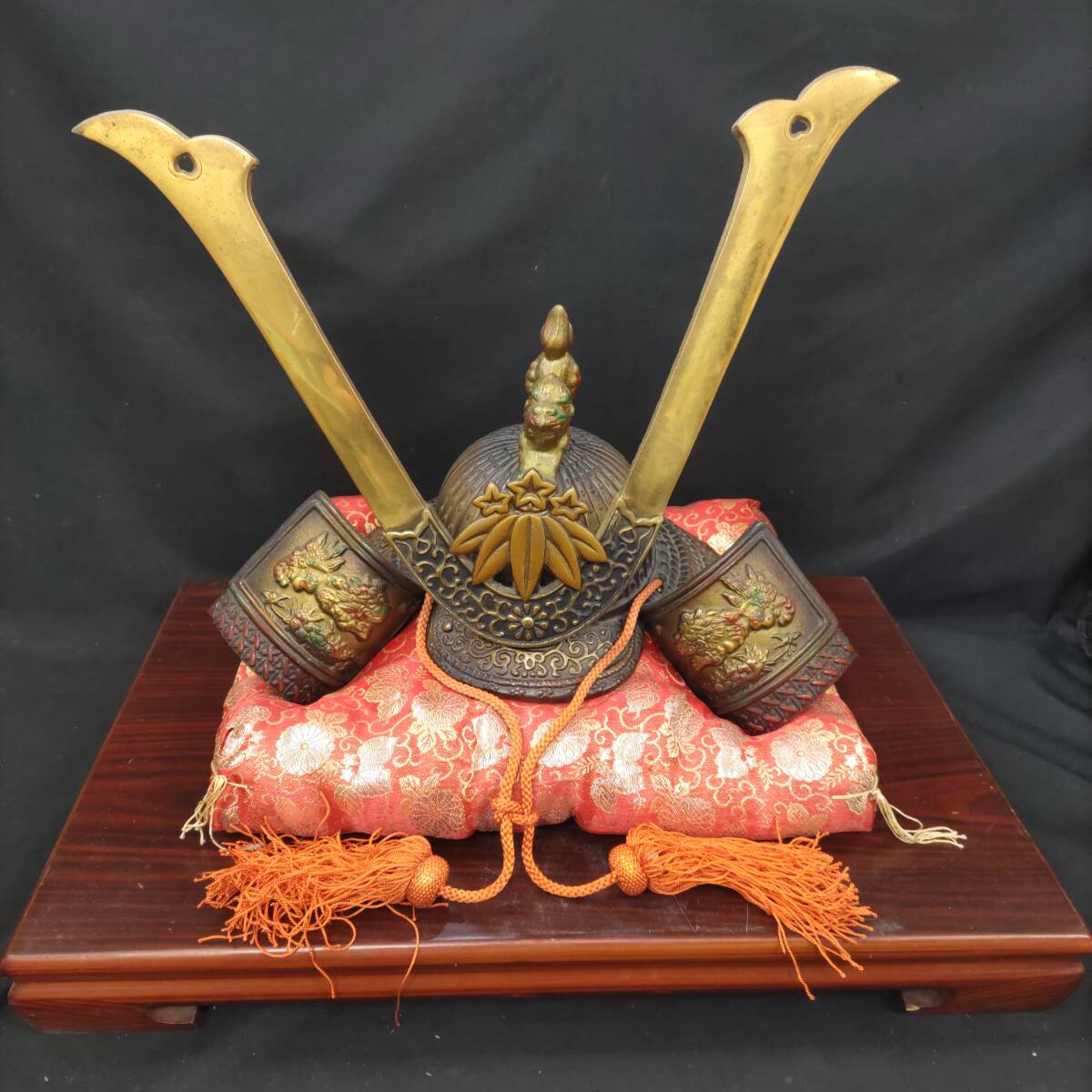 ◎金属工芸◎出世兜 源九郎義経 長鍬形獅子頭の兜 兜 五月人形 節句 端午 縁起物 即発送 