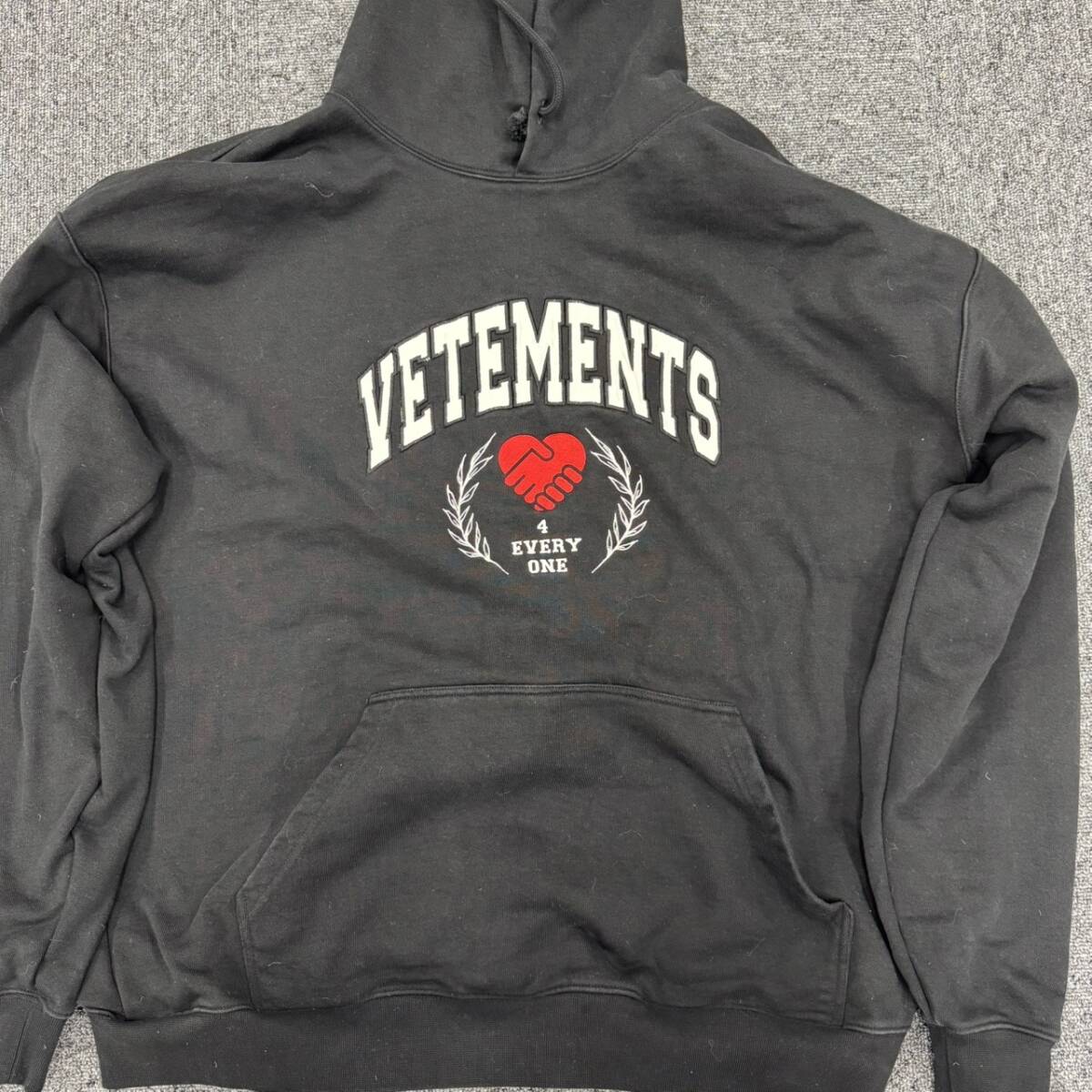 VETEMENTS ヴェトモン SOLIDARITY EMBROIDERRED HOODIE H0002