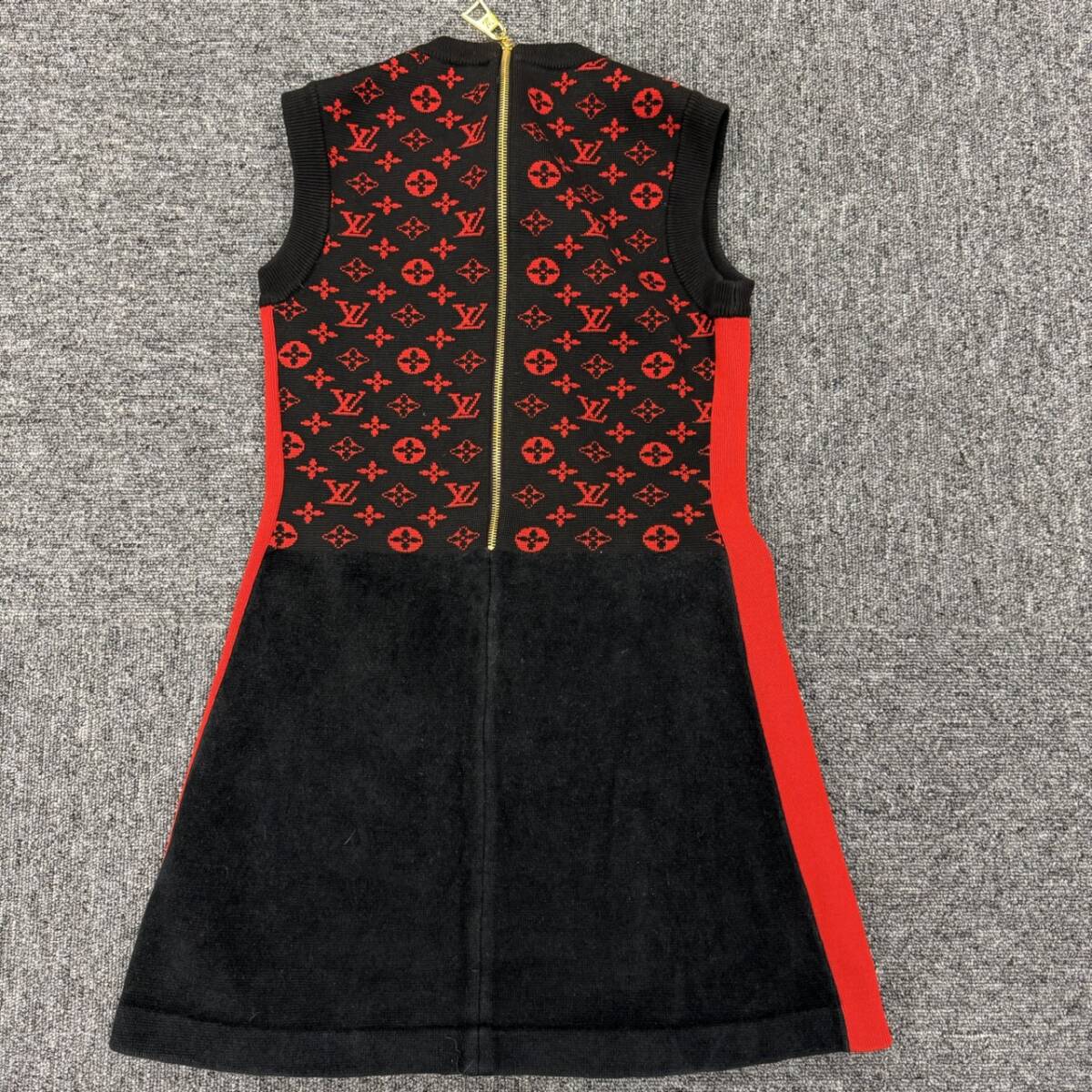 ルイヴィトン LOUIS VUITTON ワンピース ブラック レッド モノグラム ノースリーブ　H0004