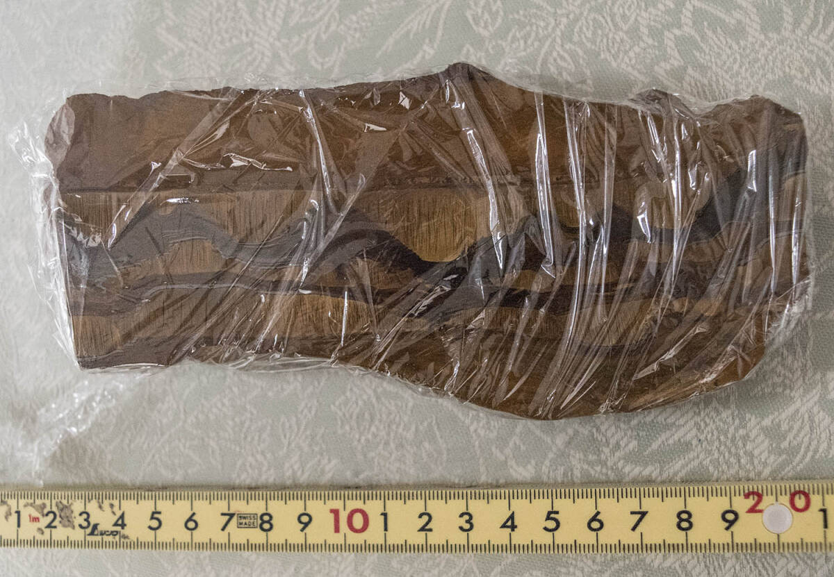 Crocidolite 先カンブリア時代の縞状鉄鉱層（BIF）中から産出　約900ｇ