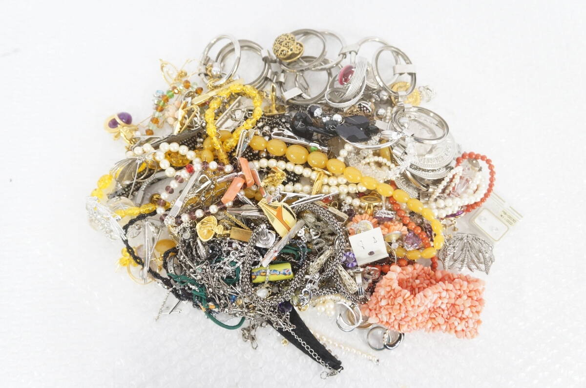 ネックレス ブローチ イヤリング リング 等 イミテーション アクセサリー 総重量:約1.5kg 大量 まとめてセット 9703316041