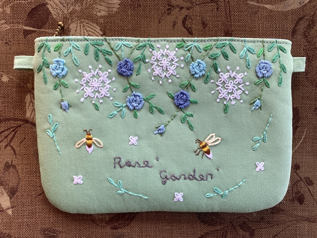 ハンドメイド　手刺繍　[蜜蜂とローズガーデンのファスナー付きフラットポーチ」２WAY　スマホ　眼鏡　通帳　若草色　青色の薔薇　　　