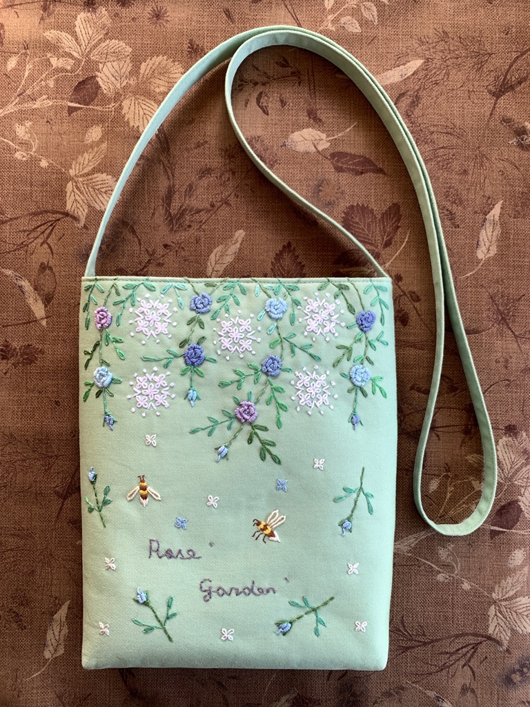 ハンドメイド　手刺繍　「蜜蜂とローズガーデンのショルダーバッグ」　長財布　５００ｍｌペットボトル収納可能　若草色　青色の薔薇