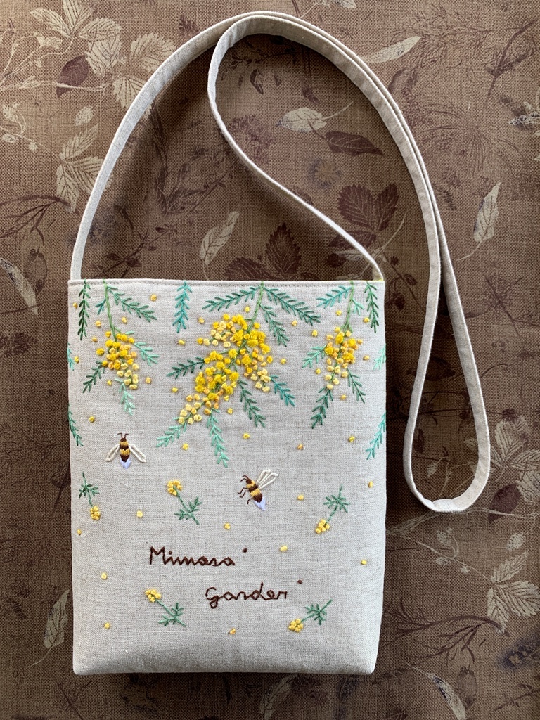 ハンドメイド　手刺繍　「蜜蜂とミモザガーデンのショルダーバック」　500mlペットボトル　長財布　収納可能　ナチュラル色 2
