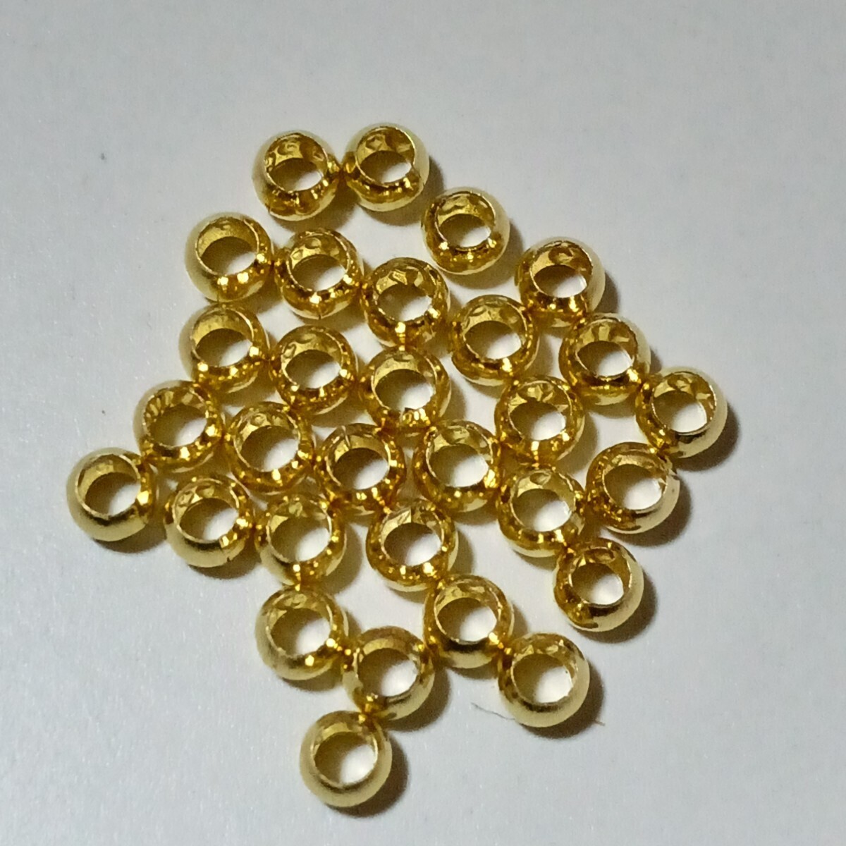 ゴールドビーズ　30個　2.5mm 　　　　　穴1.8mm 送料無料