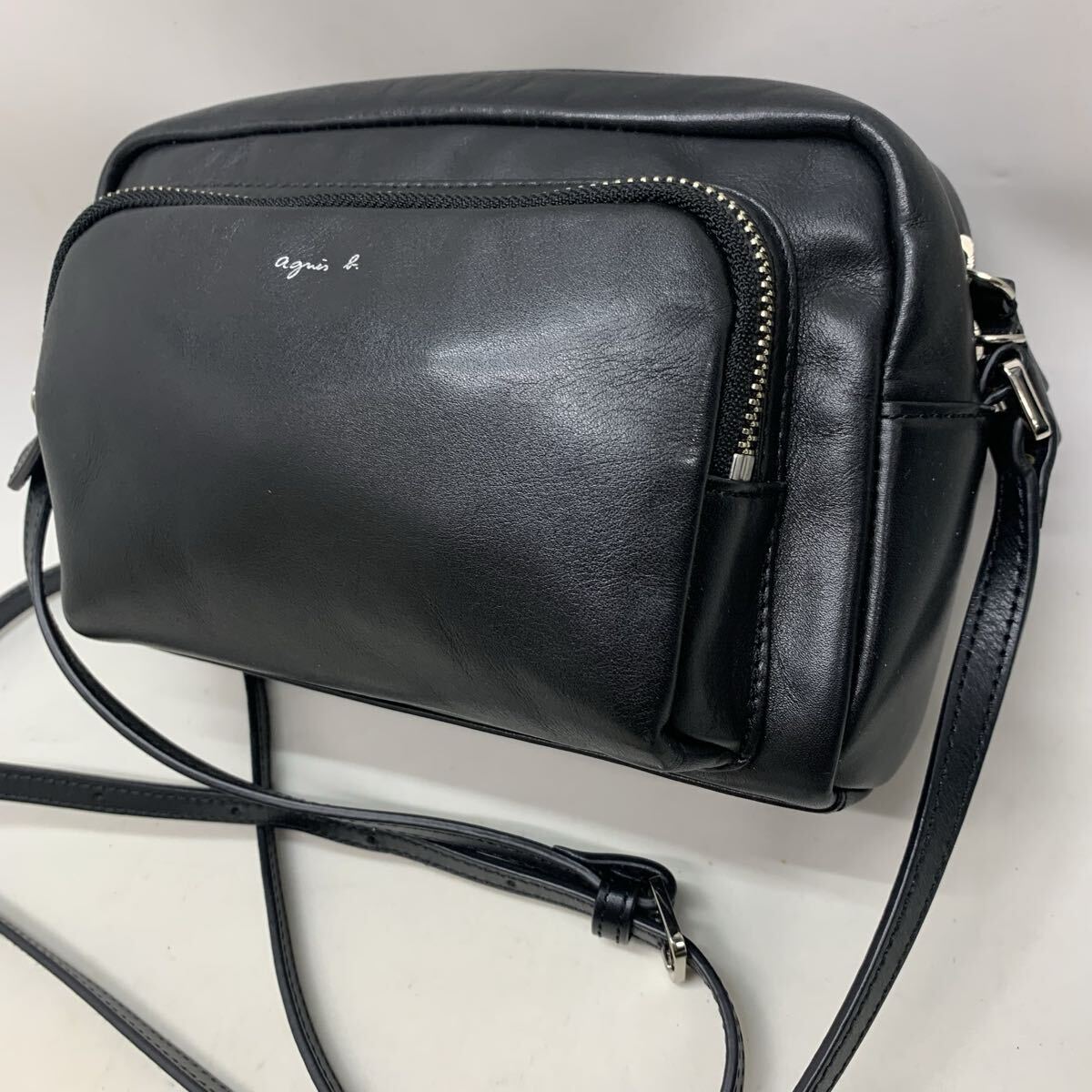 【美品】 agnes b ショルダーバッグ ブラック レザー 黒 エンボスロゴ アニエスベー　斜めがけ　