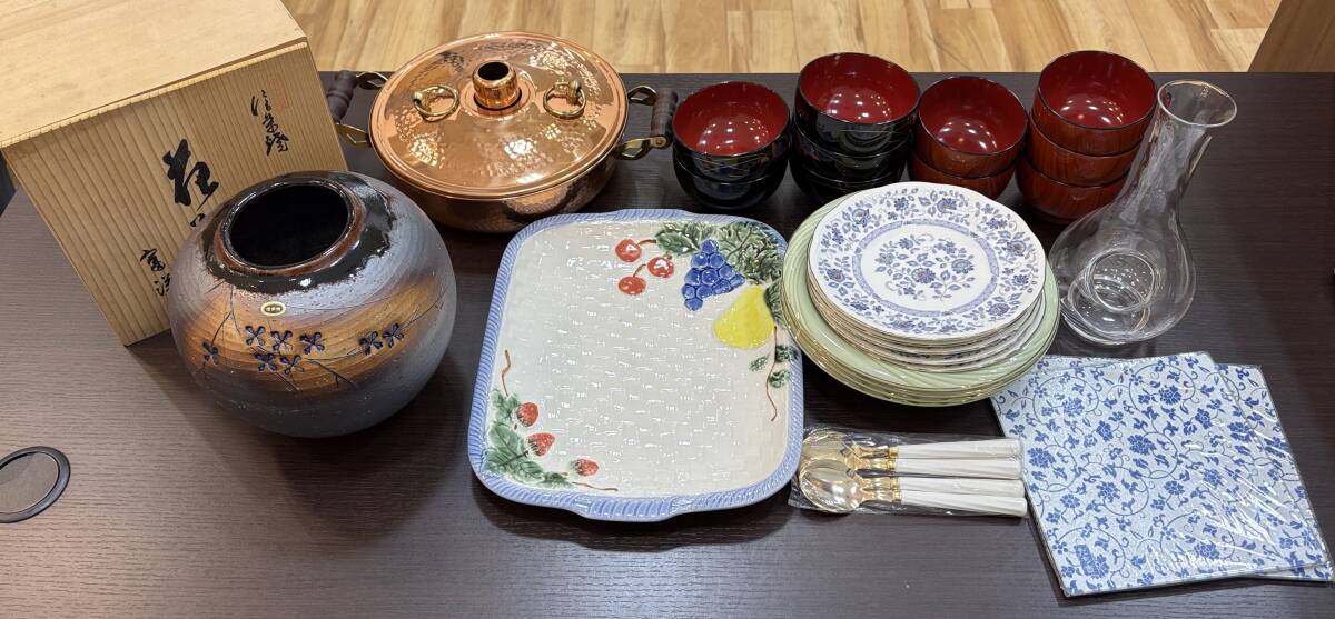#A2657　食器 銅製鍋 壺 など おまとめ BONE CHINA BLUE FLOL 信楽焼 セレーブル たち吉 鍋敷き お椀 会津ぬり 花瓶 フルーツ柄 工芸品