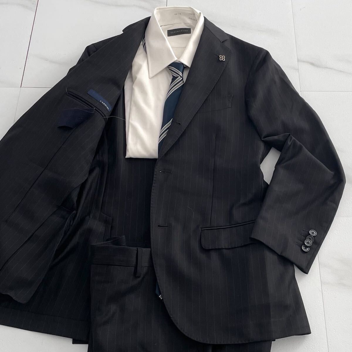 美品 LARDINI ラルディーニ スーツ セットアップ ブラック 黒 ストライプ ブートニエール メンズ 紳士服 ビジネス スラックス 春夏