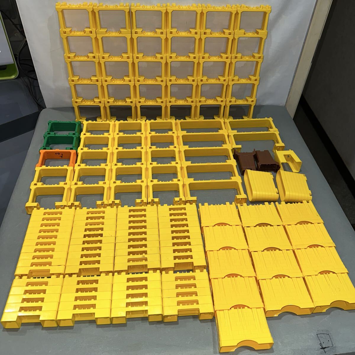 プラレール 情景 ブロック橋脚 50個 ミニ橋脚 60個 複線橋脚 7個 レンガ橋脚 15個 PC橋脚 2個 橋げた 1個 黄色など 大量まとめ売り ③100