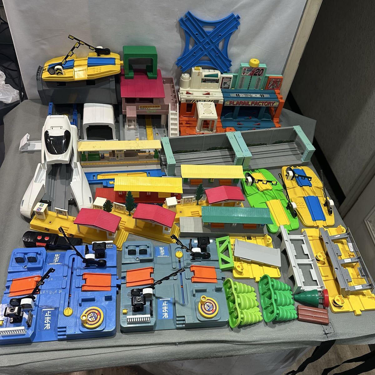 プラレール 情景パーツ 大量まとめ売り N700系ステーション 橋上駅 みどりまち駅 トミカタウンファクトリー 駅舎 トンネル 踏切 など (15)