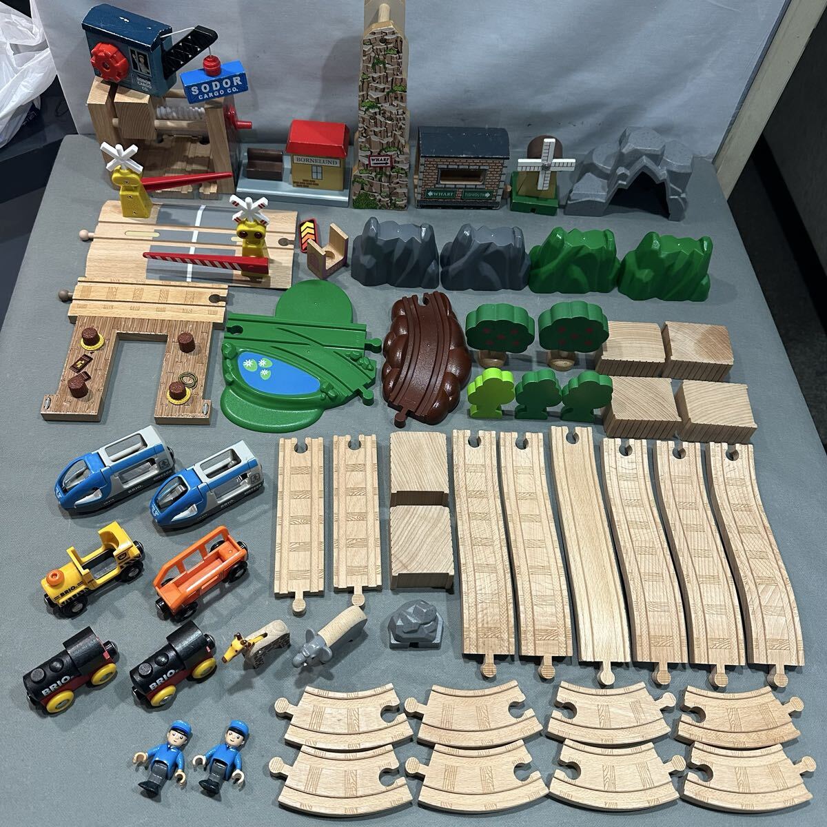 BRIO など 木製レール 知育玩具 おもちゃ 電車 機関車 貨物クレーン 線路 レール 踏切 駅舎 動物 駅員 情景パーツ 大量まとめ売り ③120