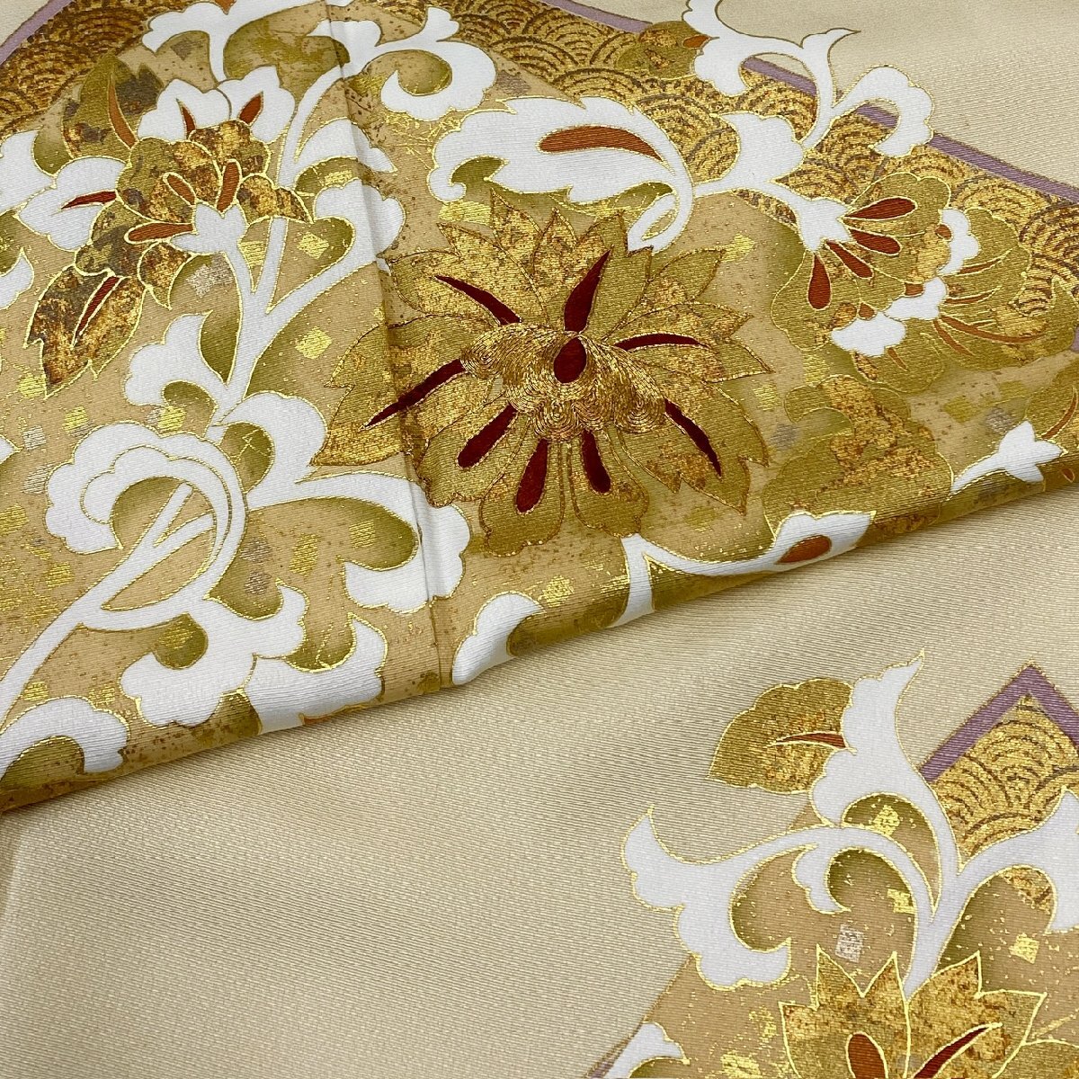 着物月花　金駒刺繍　金彩　艶やかな花　色留袖　正絹　金糸　共八掛　パールトーン加工　三つ紋　ki8003