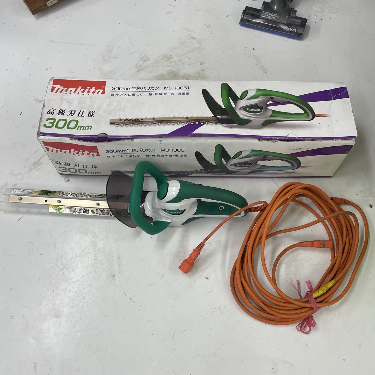 MTK71 E-560 makita マキタ 生垣バリカン MUH3051 ヘッジトリマー バリカン 300mm 100V 電動 剪定 生垣 植木 切断 庭園 動作品